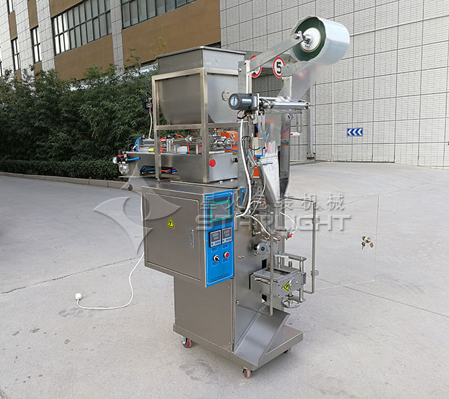 辣椒油液體包裝機(jī)整機(jī)廠房外實拍展示